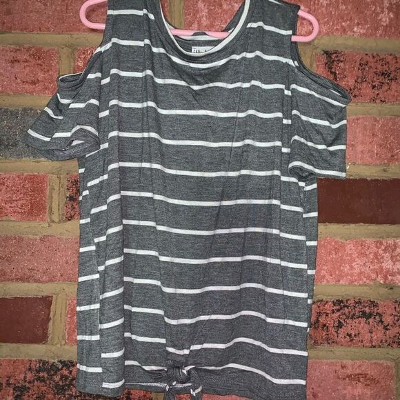 NWT Grey cold shoulder tie front top. Size L - Picture 3 of 6